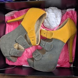 Just Fabulous 5" gray yellow heels